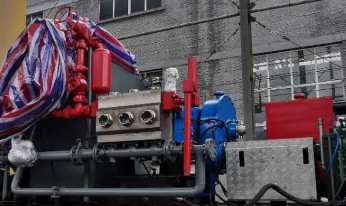 HTB250 ปั๊มสำหรับยานพาหนะบ่อน้ำมันน้ำหนักเบาพร้อมอัตราการไหล 13-80m³ / H @ แรงดัน 10-35Mpa